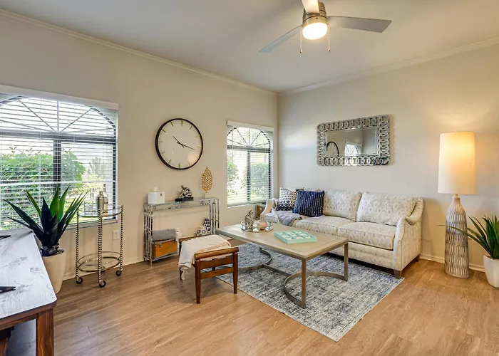 Holiday home Patio + Community Perks: Stylish Escape *