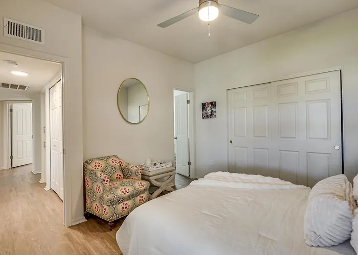 Patio + Community Perks: Stylish Escape Holiday home *