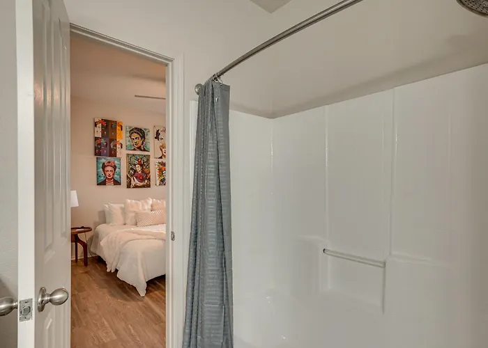 Holiday home Patio + Community Perks: Stylish Escape *